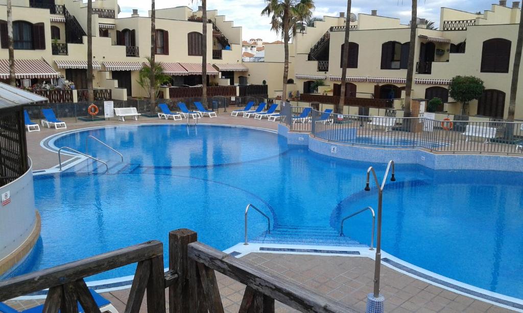 コスタ・デル・シレンチオにあるTagoro Parkのホテル内の青い水の大型スイミングプール
