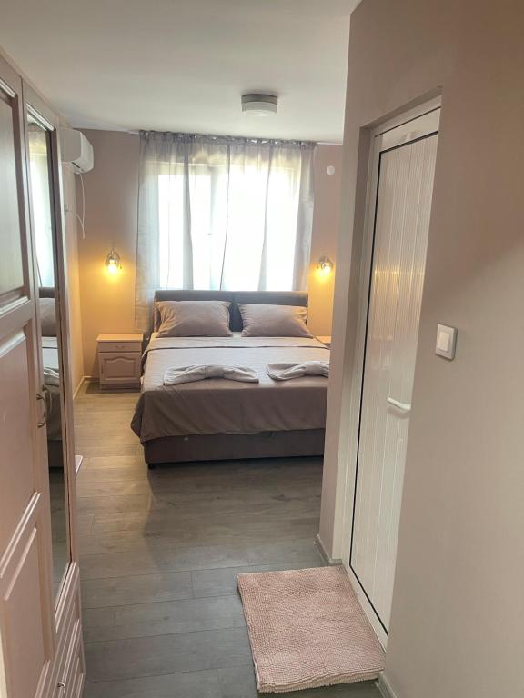 a bedroom with a bed and a large window at Motel San Marino in Kuru-Cheshme