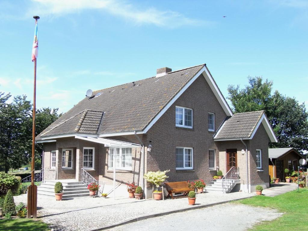 a brick house with a bench in front of it at Steenshof in Klötzin