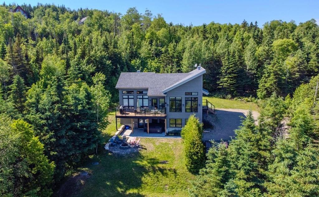an aerial view of a house in the woods at Käbane Kozya - La Rassembleuse in Les Éboulements