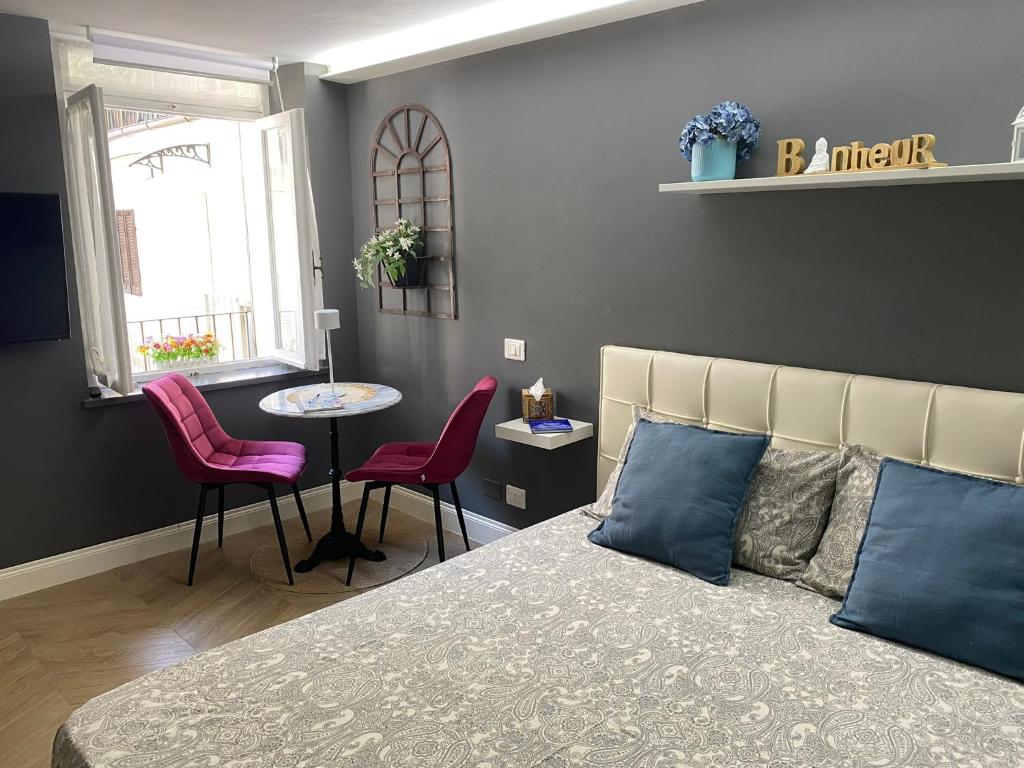 a bedroom with a bed and a table and chairs at Chagall Bijoux in Asti