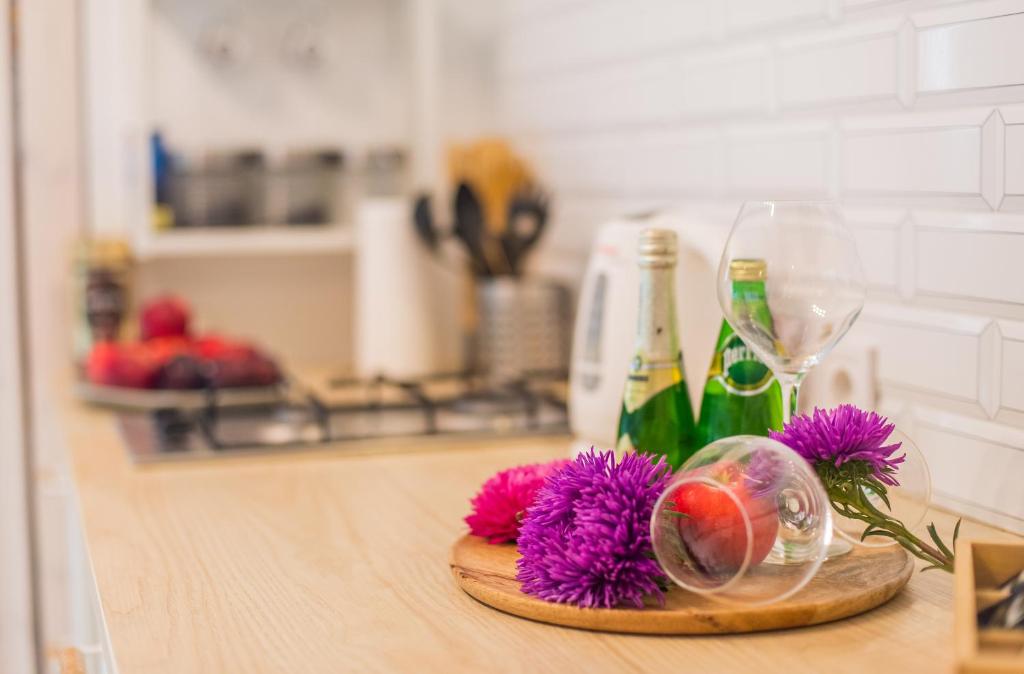 a counter with wine glasses and purple flowers on it at Kolo in Boryspil
