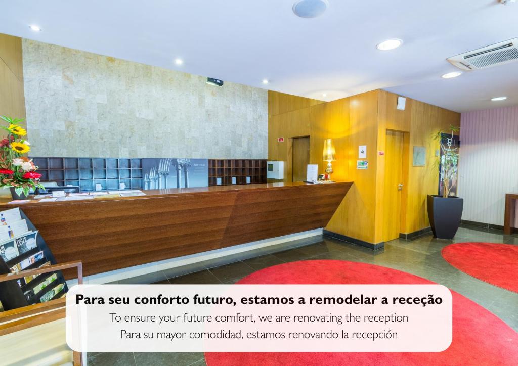 a waiting area in a hospital room with a reception at Eurosol Residence Hotel Apartamento in Leiria