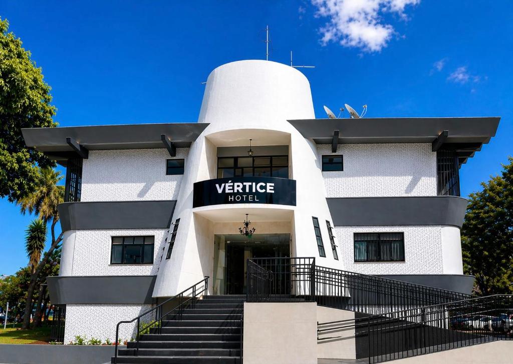 a white building with a sign that reads vehicle risk at Vértice Hotel in Brasília