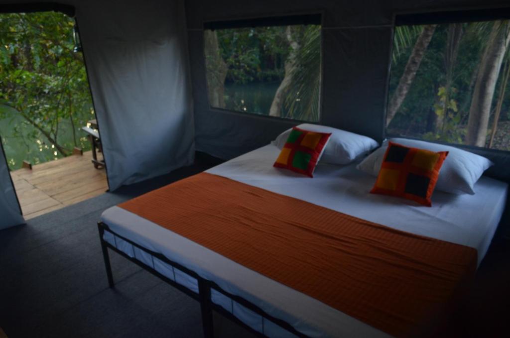 Postel nebo postele na pokoji v ubytování Makulu Safari Camping