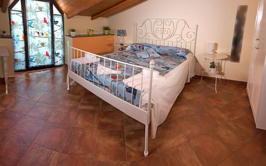 een slaapkamer met een wit bed in een kamer bij Le Coccole in Catania