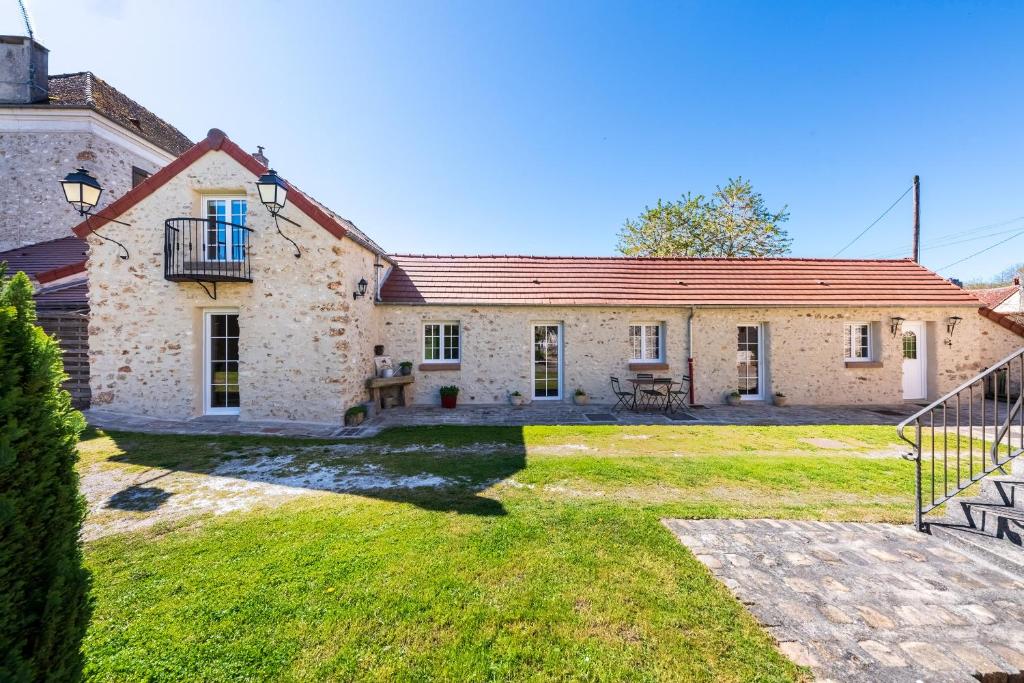 an old stone house with a yard at La Maisonnette de Marguerite - Avec Climatisation in Vendières