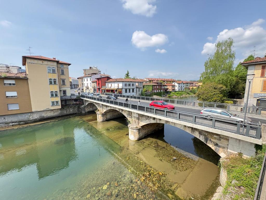 a bridge over a river with cars on it at La Casa sul Serio in Seriate