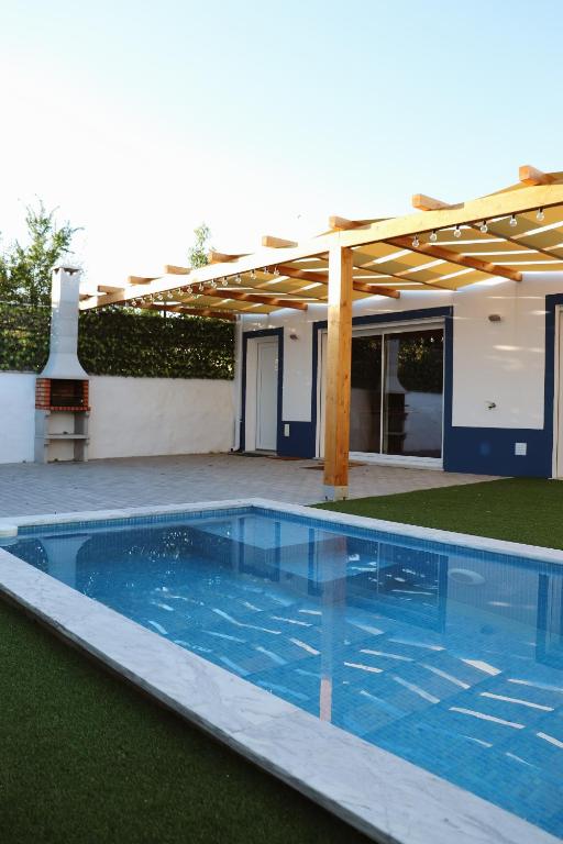 a swimming pool in the yard of a house at Páteo da Chica in Cano