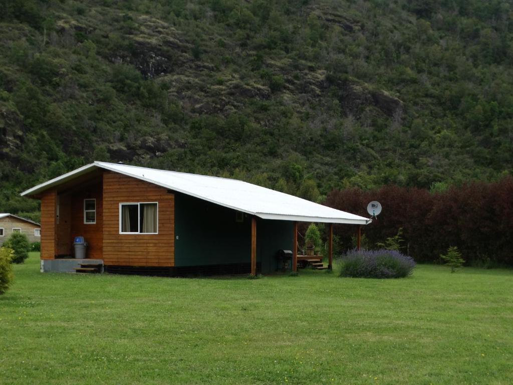 Cabaña pequeña con techo blanco en un campo en Cabañas Tranquihue Llifen, en llifen