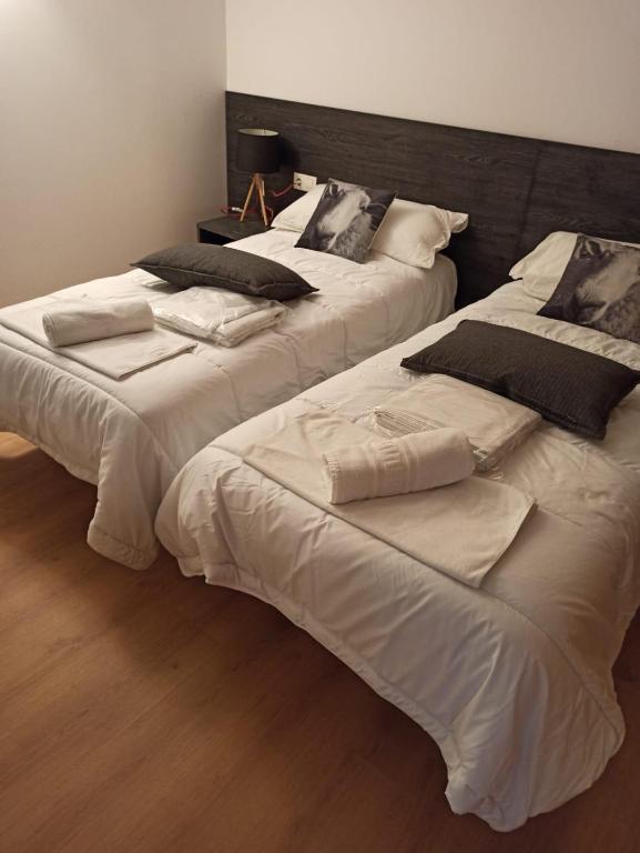 two beds are lined up in a room at Altissim LaSolana in Pas de la Casa