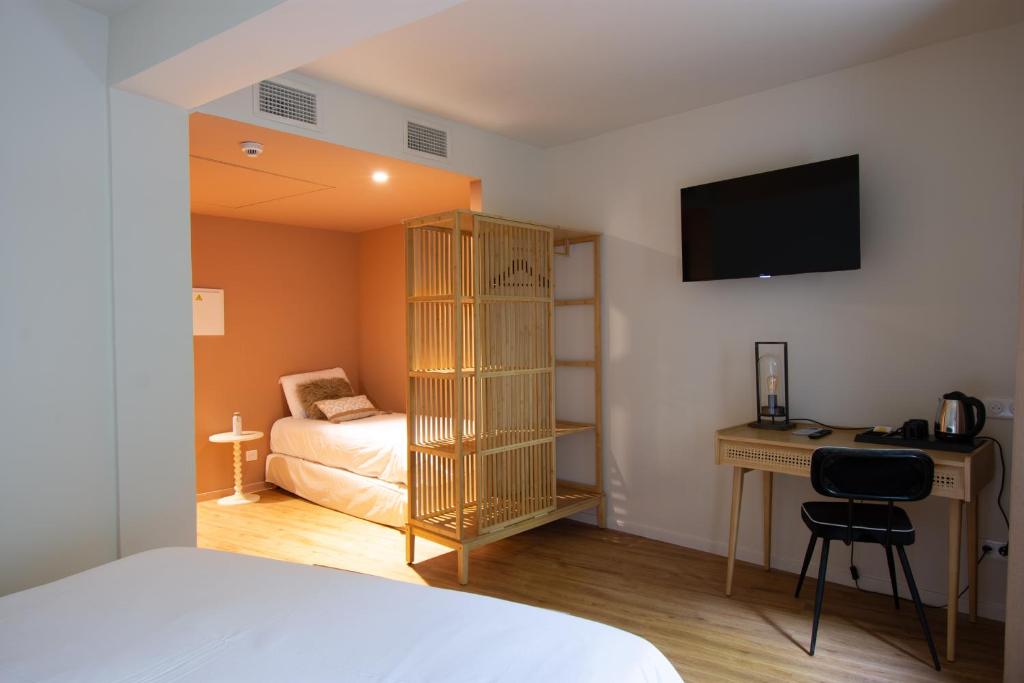 Hôtel La Cachette de Nina- Madame rêve - Saint-Girons - Driepersoonskamer Met Uitzicht Op De Tuin