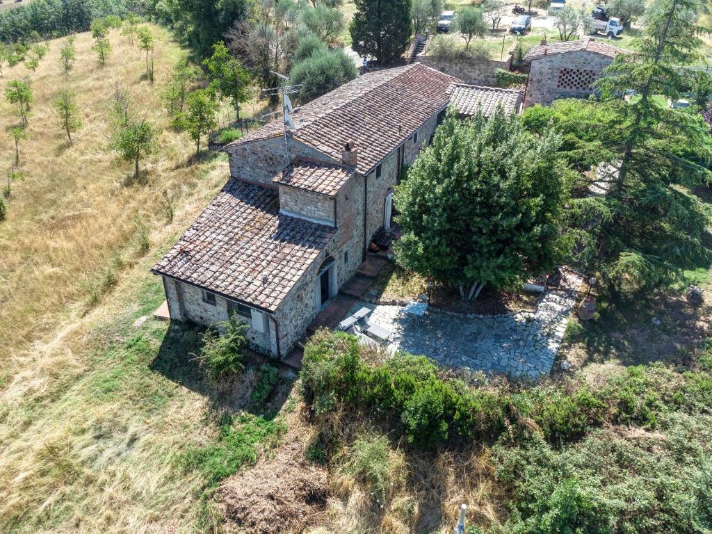 an aerial view of a house in a field at Agriturismo Le Mortinete in L'Ugolino