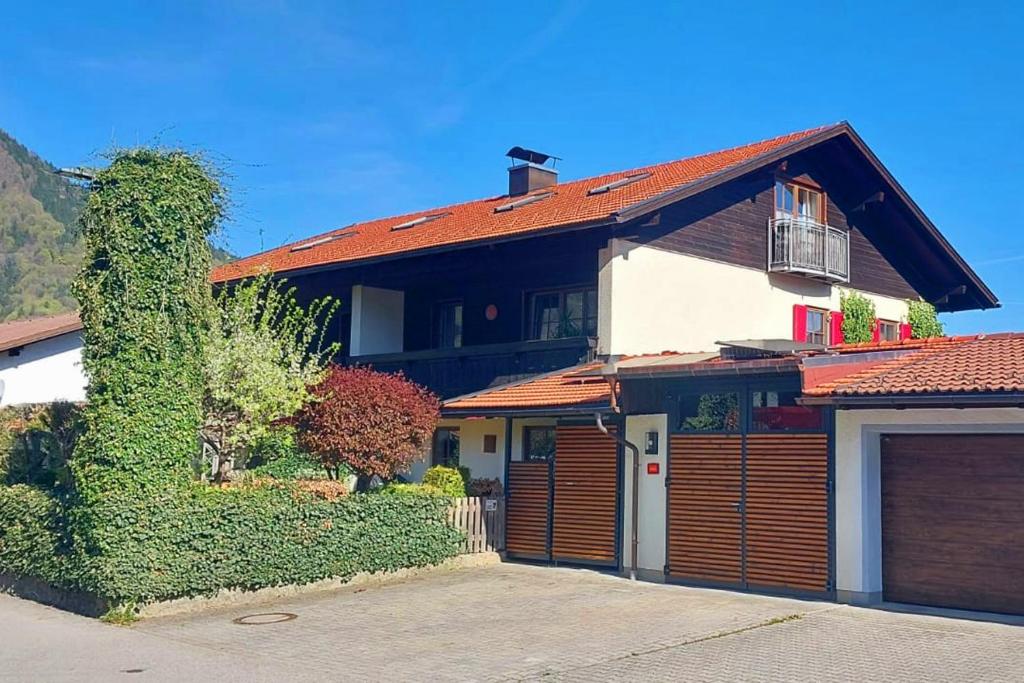 a house with a garage at Ferienwohnung Scheibenwand-Loft in Aschau im Chiemgau