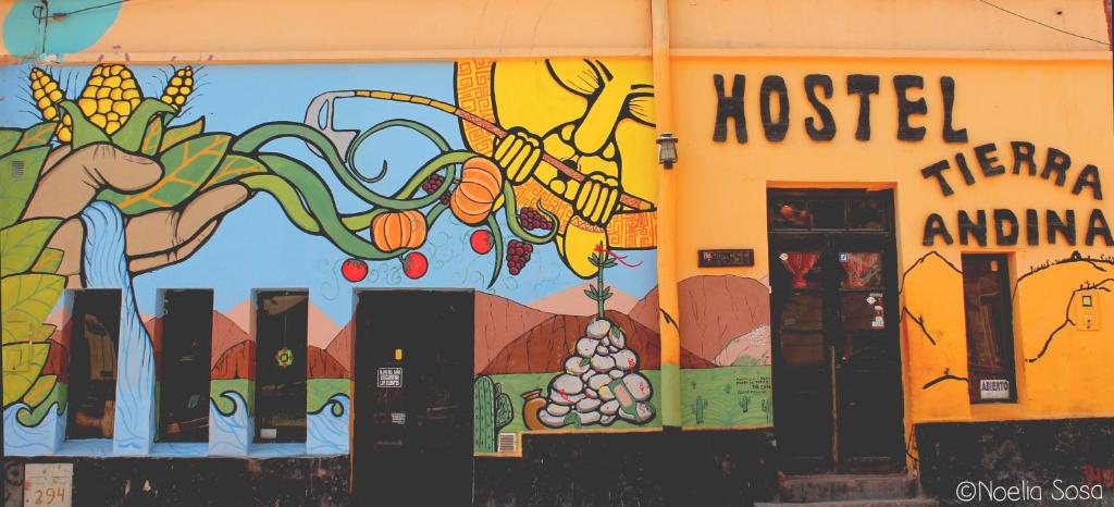 un edificio con una pintura a un lado. en Tierra Andina Hostel en Tilcara