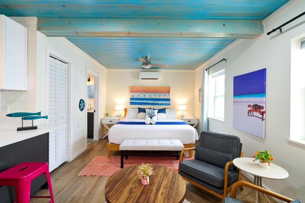 a bedroom with a bed and a table and chairs at Casa Limonada Boutique Motel in Sarasota