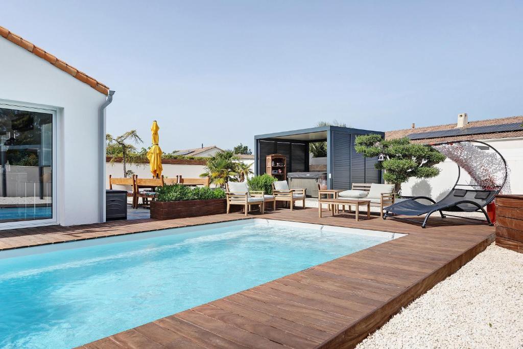 a house with a swimming pool and a patio at Villa Bleu Azur - piscine, plages in Angles