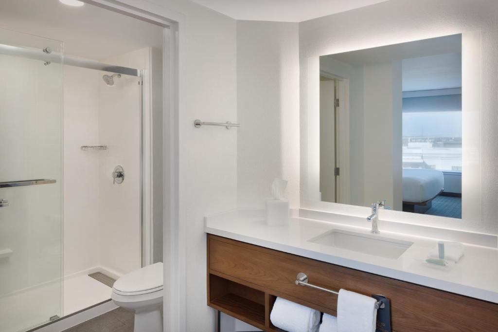 Holiday Inn & Suites Across From Universal Orlando, an IHG Hotel - 