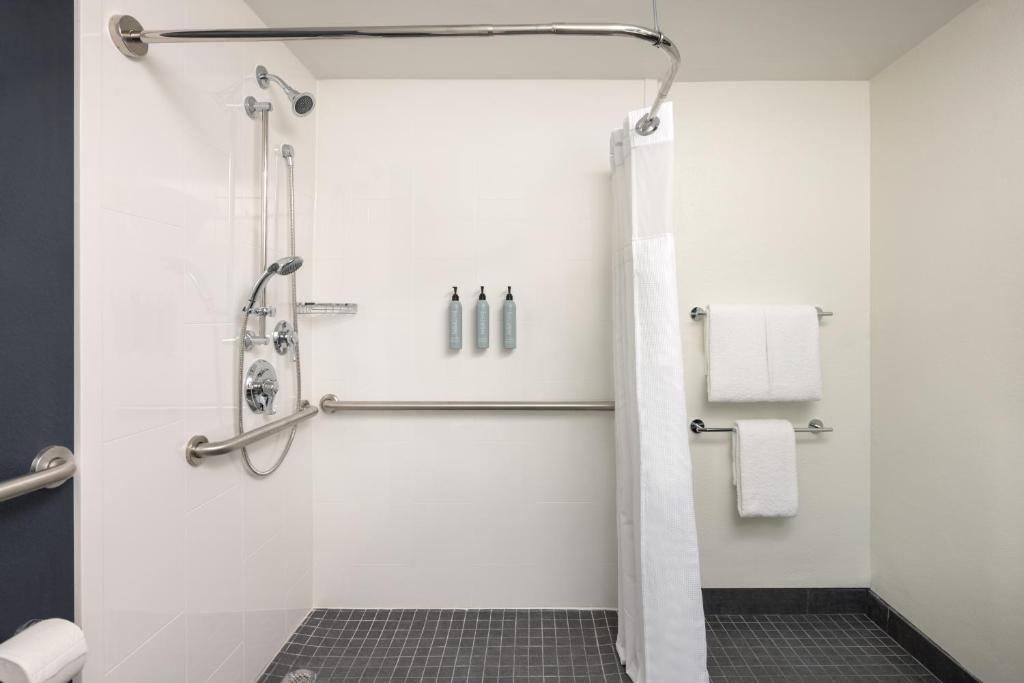 Holiday Inn & Suites Across From Universal Orlando, an IHG Hotel - 