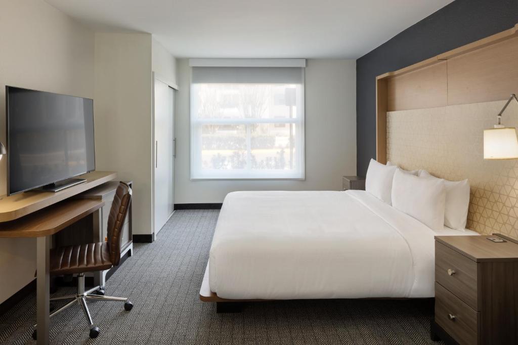 Holiday Inn & Suites Across From Universal Orlando, an IHG Hotel - 