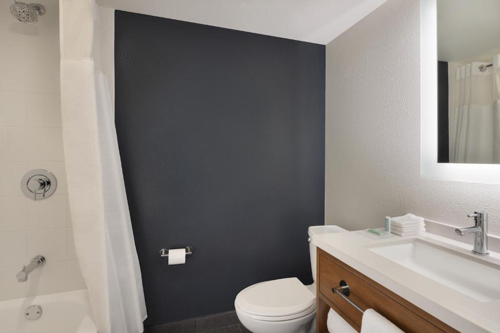 Holiday Inn & Suites Across From Universal Orlando, an IHG Hotel - 