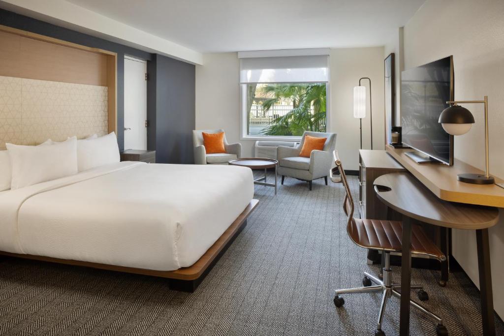 Holiday Inn & Suites Across From Universal Orlando, an IHG Hotel - 