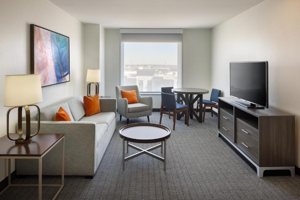 Holiday Inn & Suites Across From Universal Orlando, an IHG Hotel - 