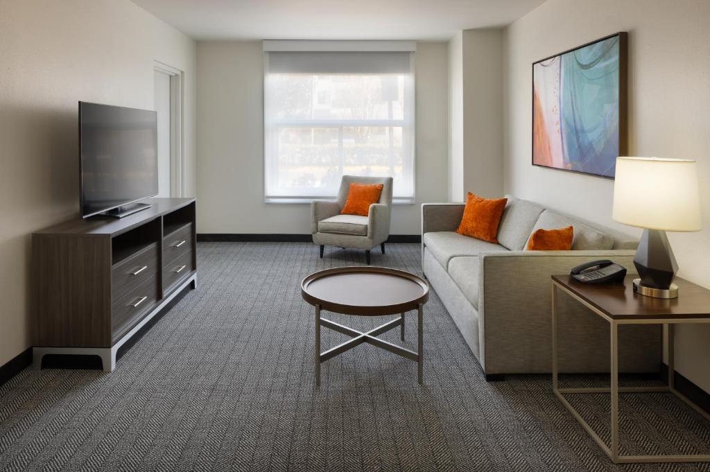 Holiday Inn & Suites Across From Universal Orlando, an IHG Hotel - 