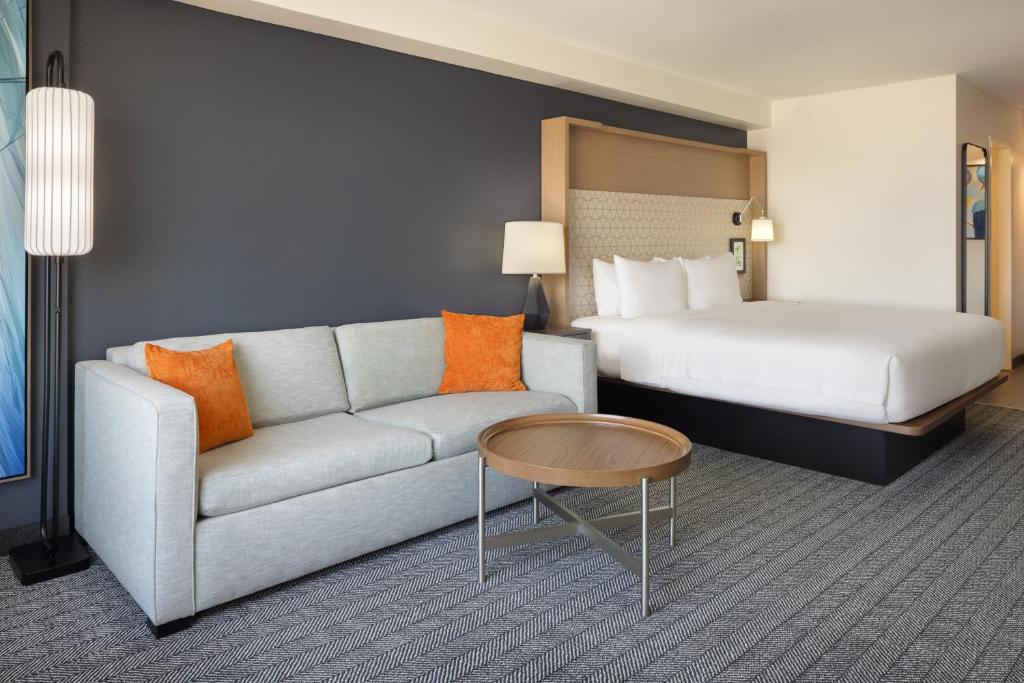 Holiday Inn & Suites Across From Universal Orlando, an IHG Hotel - 