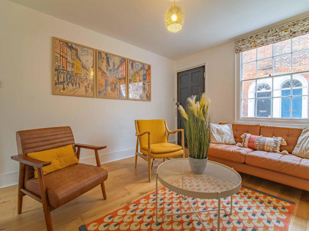 City Centre Cottage in Canterbury Courtyard Garden with Cathedral Views