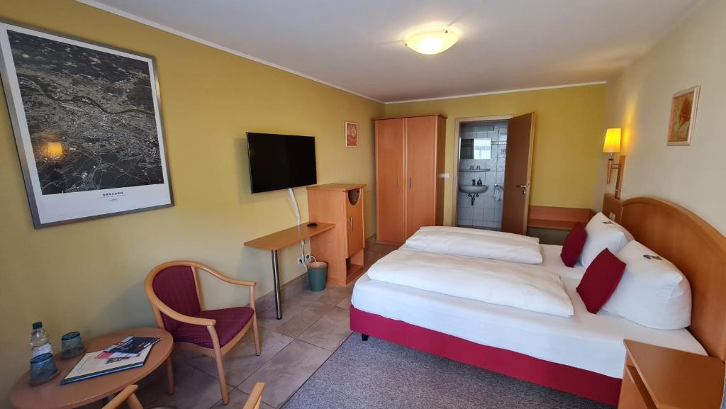 a hotel room with a bed and a tv at Gästezimmer Stadtmitte im EG in Bad Schandau
