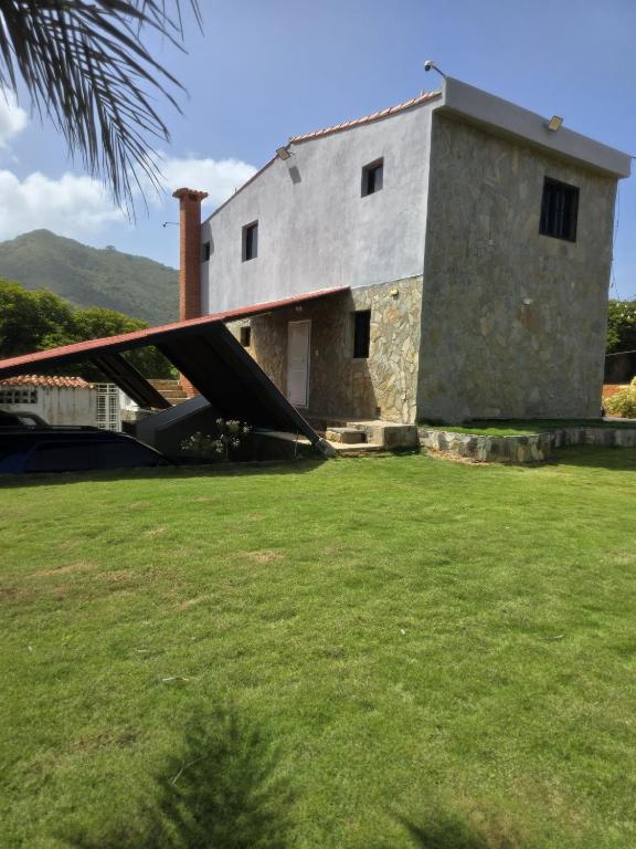 a house with a ramp leading up to it at Casa tua in La Loma