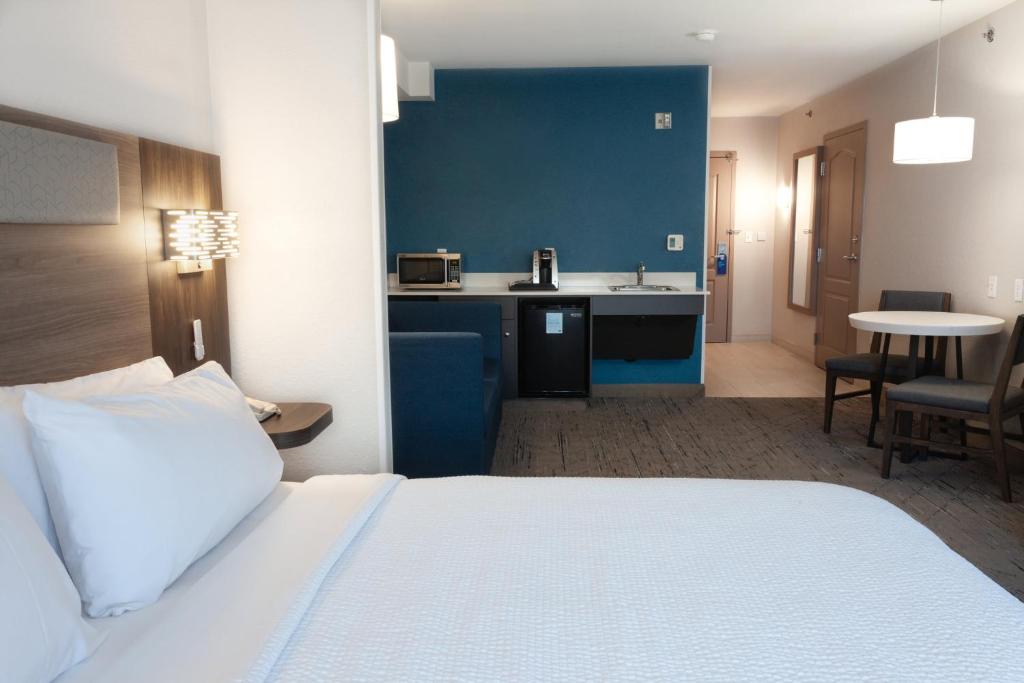 Holiday Inn Express & Suites Logan by IHG photo