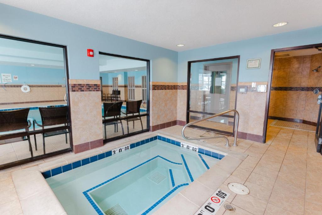 Holiday Inn Express & Suites Logan by IHG photo