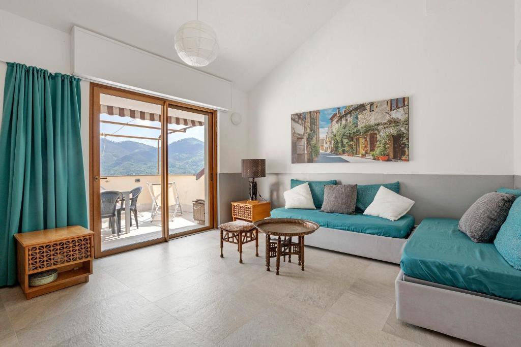 a living room with a couch and a table at Juliet in Levanto