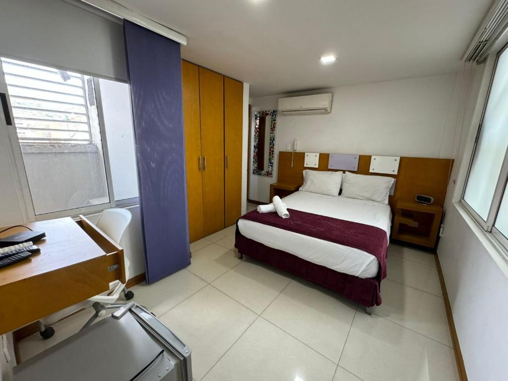 a hotel room with a bed and a desk at HOTElES SAN ANTONIO in Cali