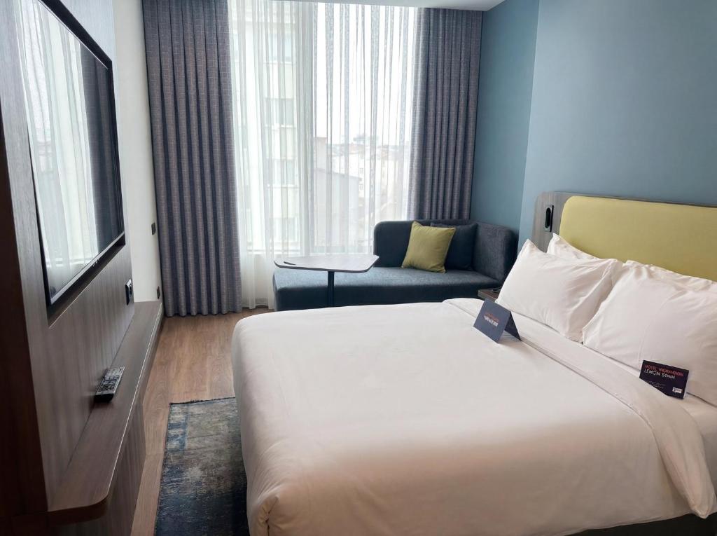 Holiday Inn Express Istanbul - Airport Arnavutkoy by IHG - Camera Queen Standard Con Divano Letto E Balcone