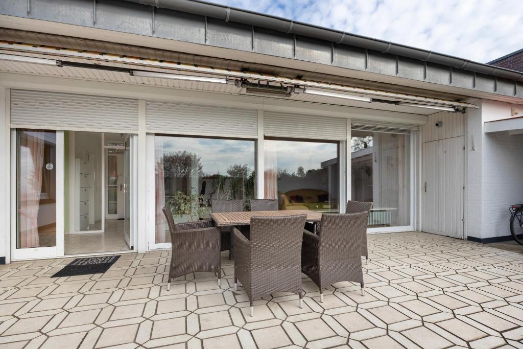 a patio with a table and chairs on it at Ferienhaus an der Luhe 150 M² in Winsen