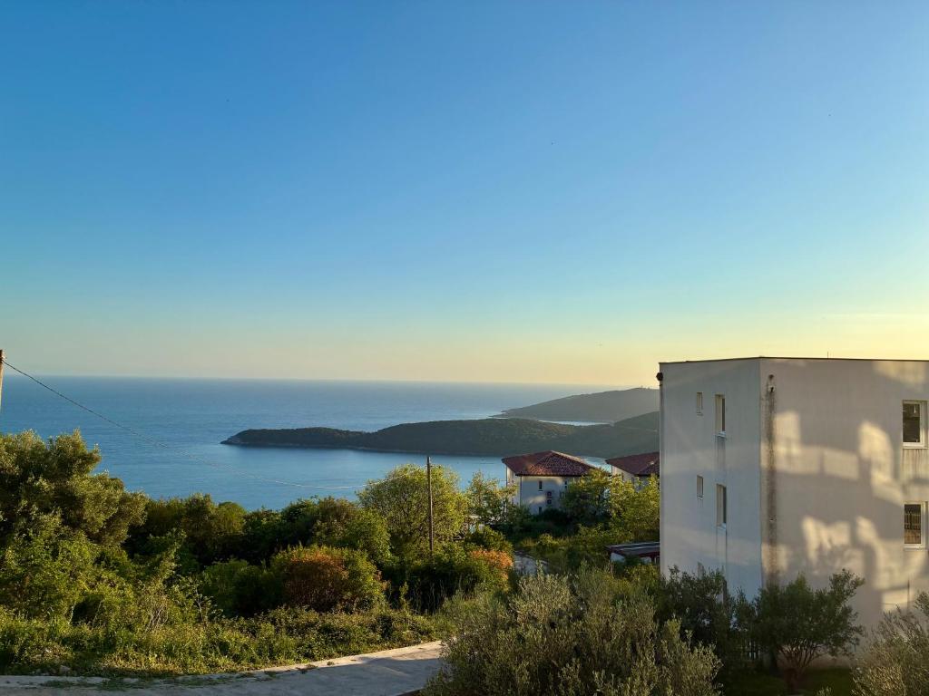 Ein Gebäude auf einem Hügel mit dem Meer im Hintergrund in der Unterkunft Manya in Seoca