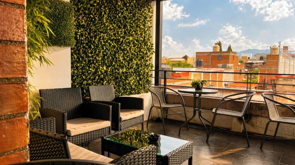 a patio with chairs and a table on a balcony at El Suburbio - Morelos Sur in Morelia