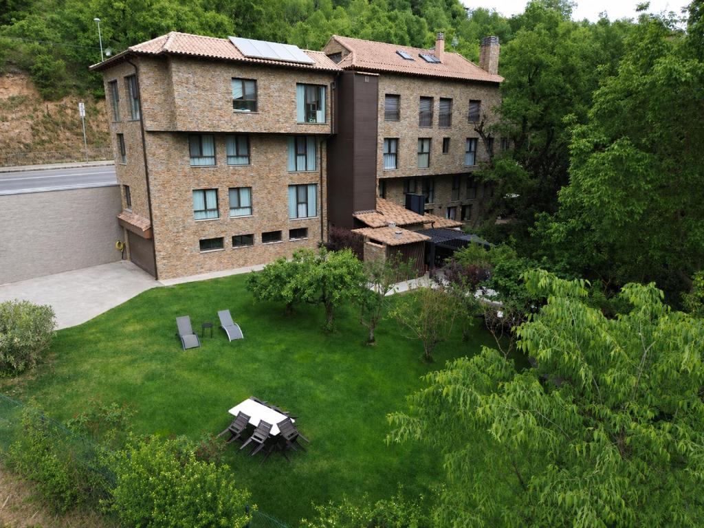 an aerial view of a large building with a yard at Apartamentos Ordesa Ainsa in Aínsa
