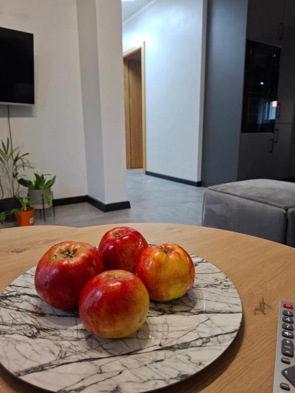 a group of apples sitting on a plate on a table at Apartament 3 - OpolskieNoclegi in Krapkowice