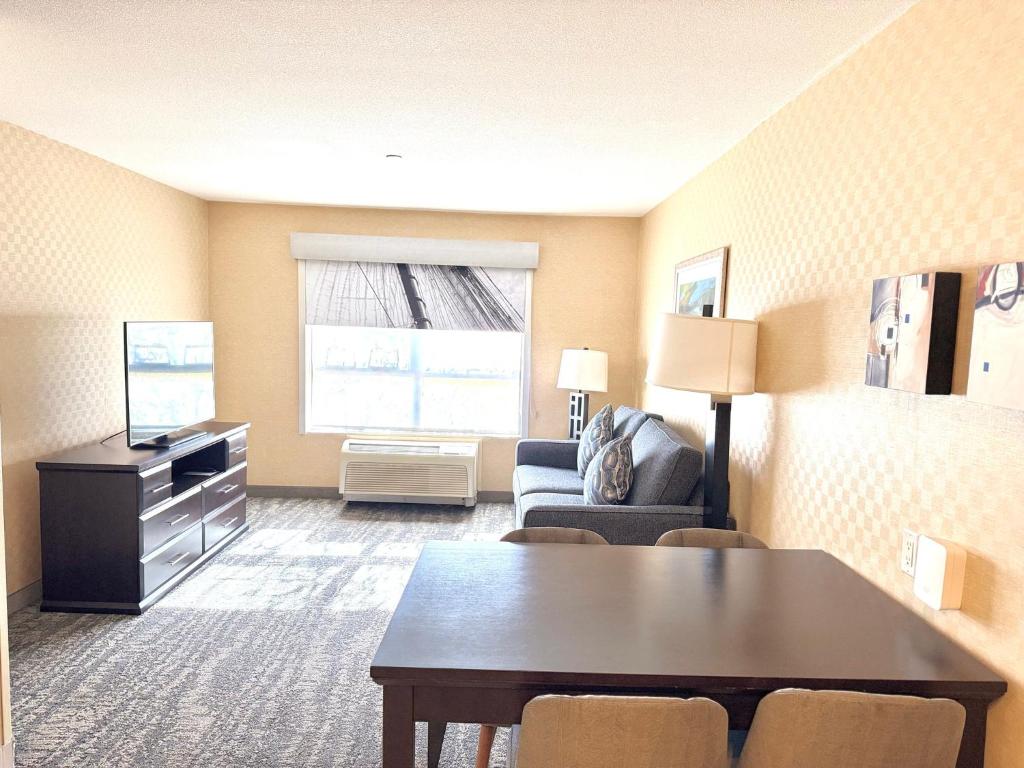 Holiday Inn Express & Suites Riverport Richmond by IHG photo