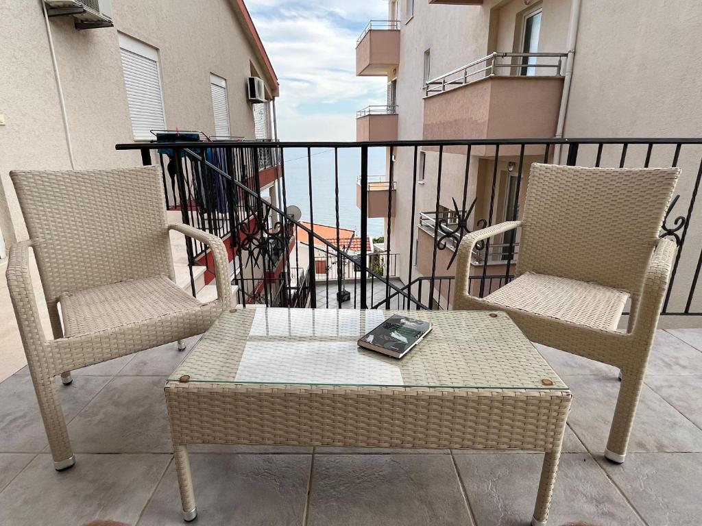 two chairs and a table on a balcony at Agniya in Seoca