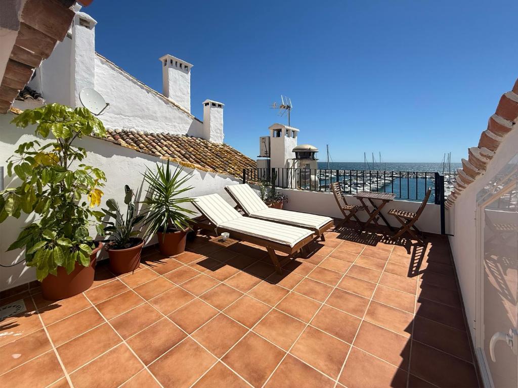 First line in Puerto Banus (Primera linea)