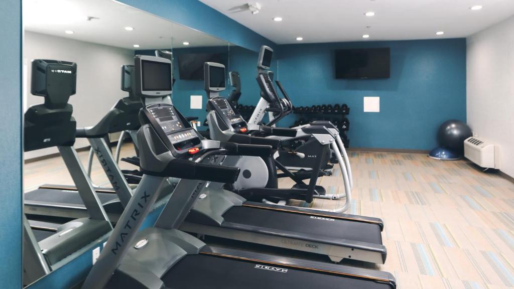 ein Fitnessstudio mit mehreren Laufbändern in einem Raum in der Unterkunft Holiday Inn Express Lompoc by IHG in Lompoc