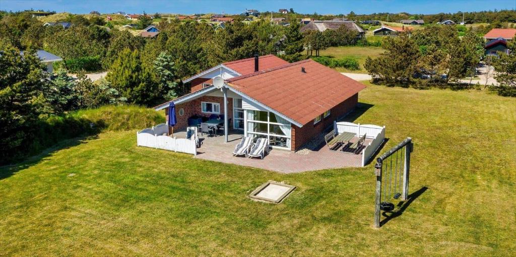 an overhead view of a house on a field at VE040-Vejers-Strand-Jafdalvej-5 in Vejers Strand