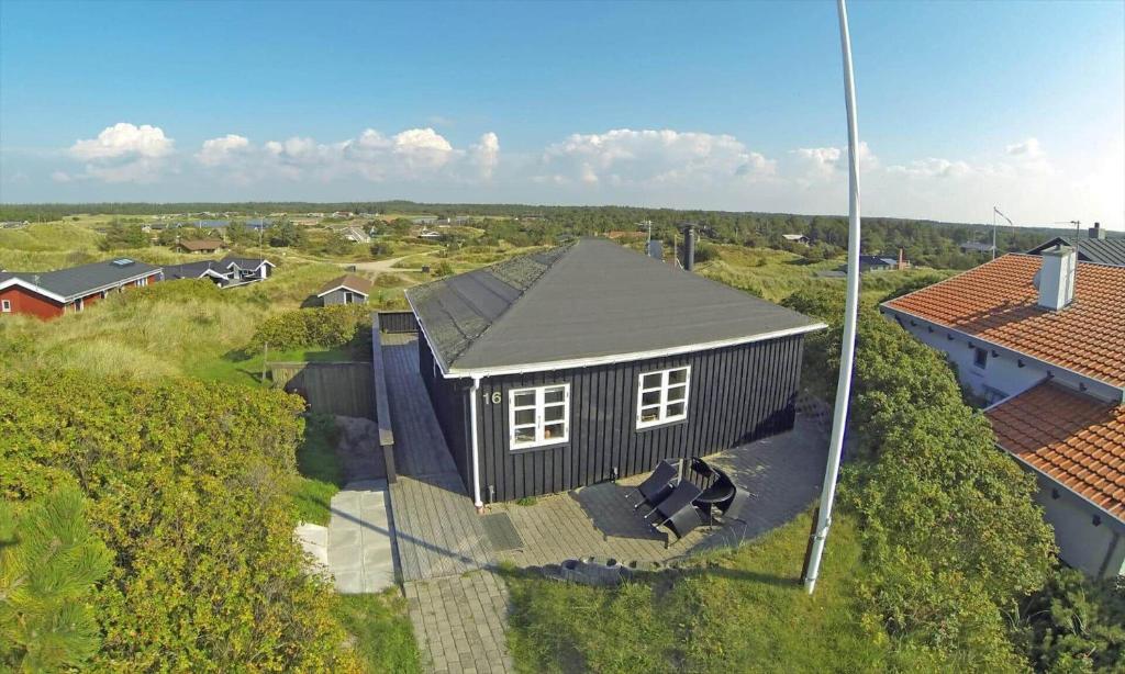 an overhead view of a house with a roof at VE147-Vejers-Strand-Violvej-16 in Vejers Strand