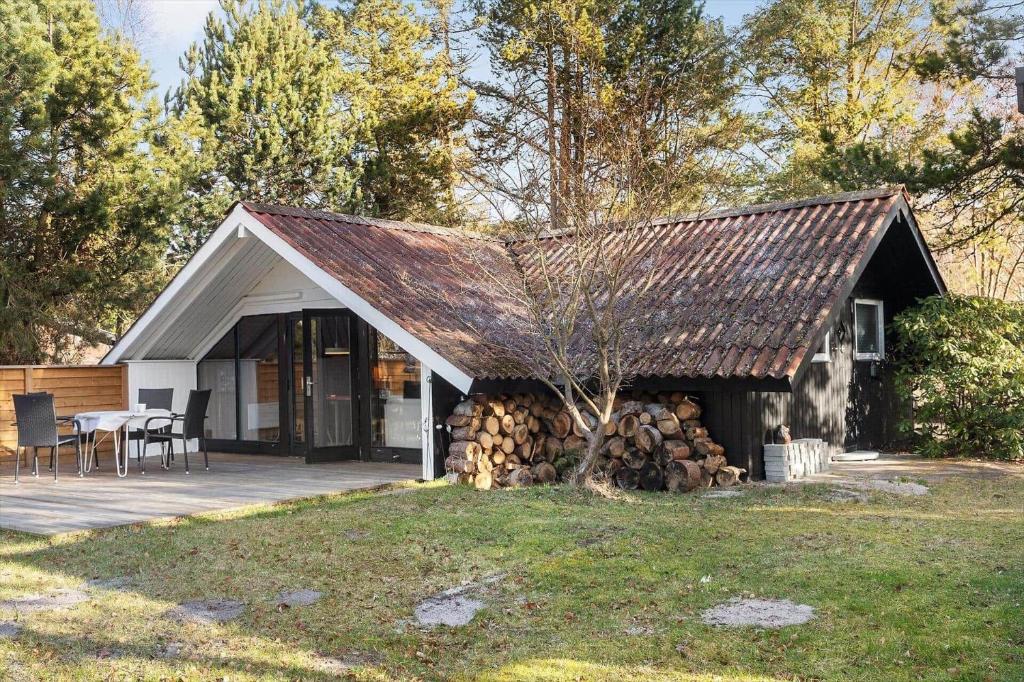 a cabin with a pile of fire wood at M404-Gedser-Frede-Buchsvej-3 in Gedser