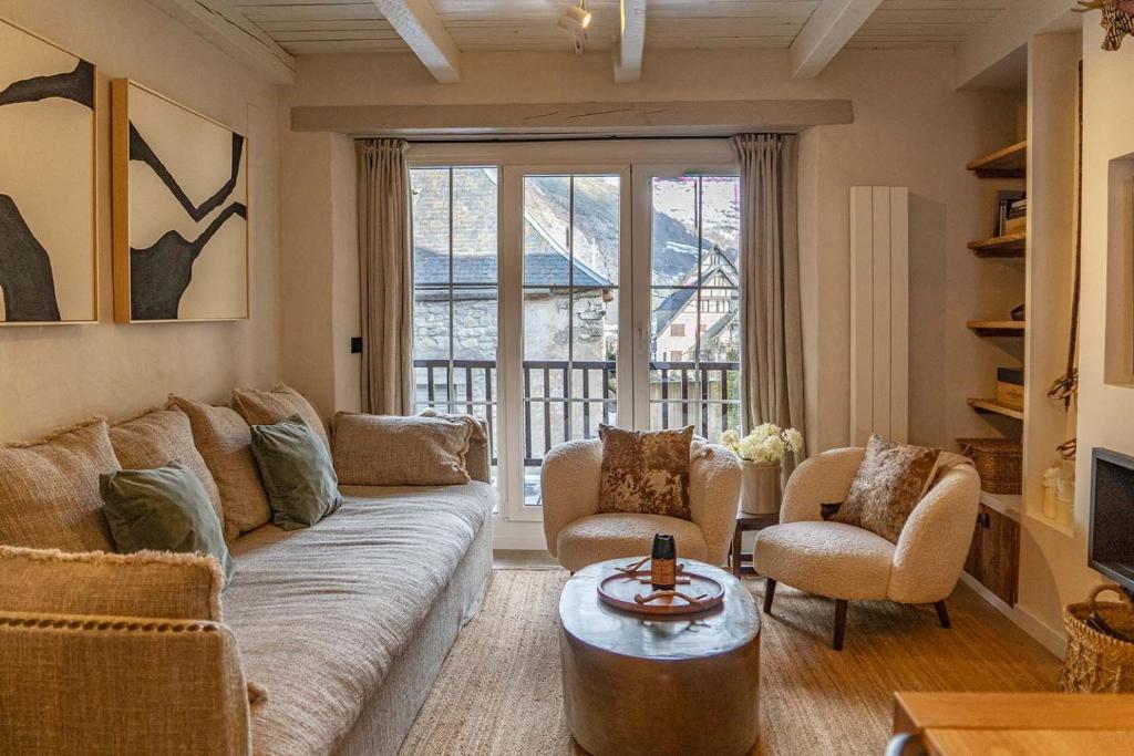 a living room with a couch and two chairs at Arties Lodge in Arties